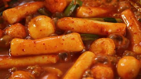  Ddeokbokki: ¡Una explosión de sabores picantes y umami que te dejarán pidiendo más!