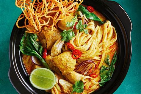  Khao Soi: Un delicioso festín de curry con fideos y crujientes fritos que te transportarán a Chiang Rai!