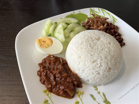 ¡Nasi Lemak: Un Sabor Delicioso Que Combina la Cremosidad del Arroz de Coco con el Picante de los Chiles!